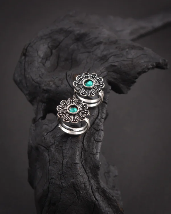 Green Stone Flower Design Toe Ring
